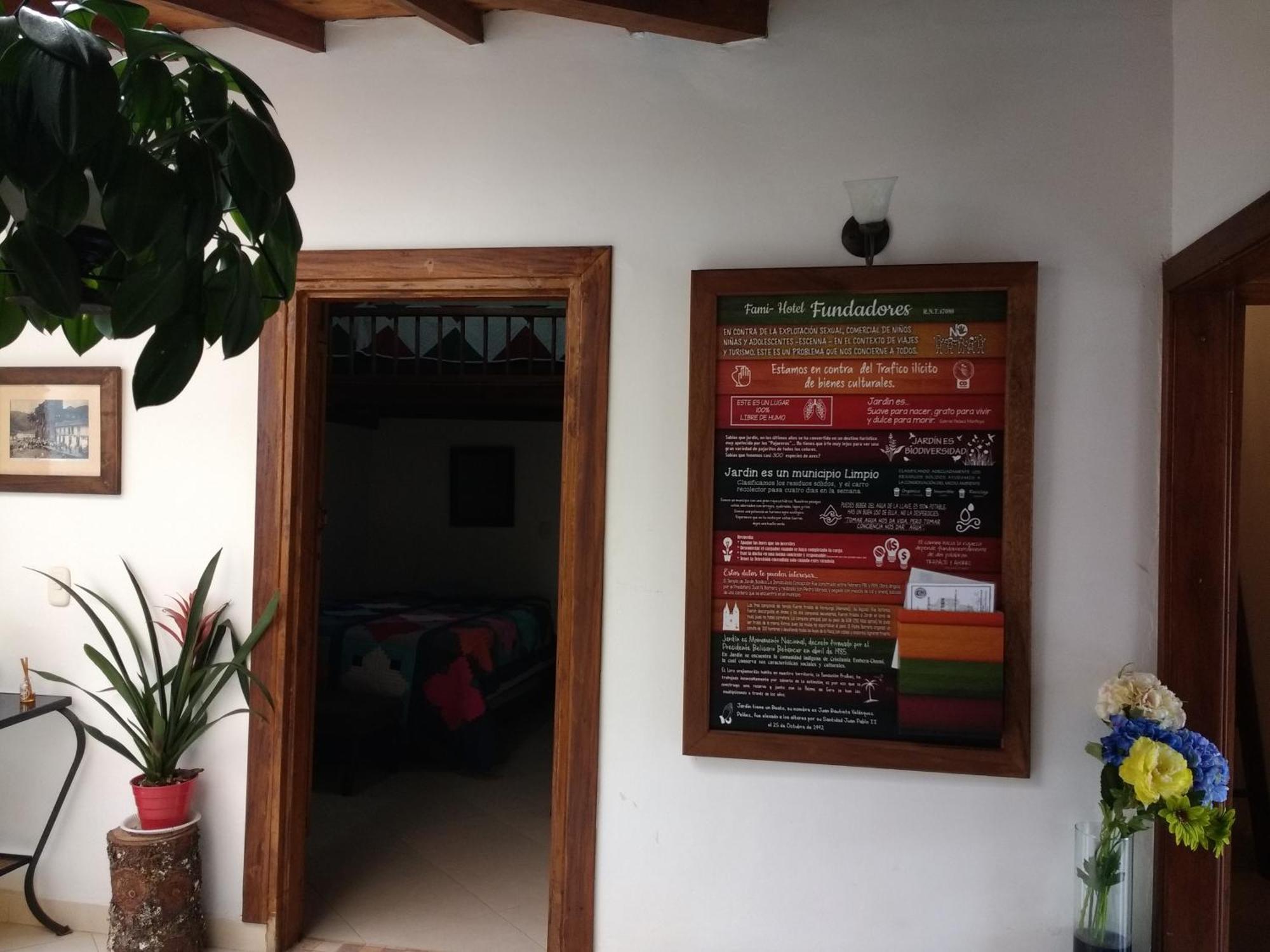 Hostal Famihotel Fundadores Jardin Exterior foto